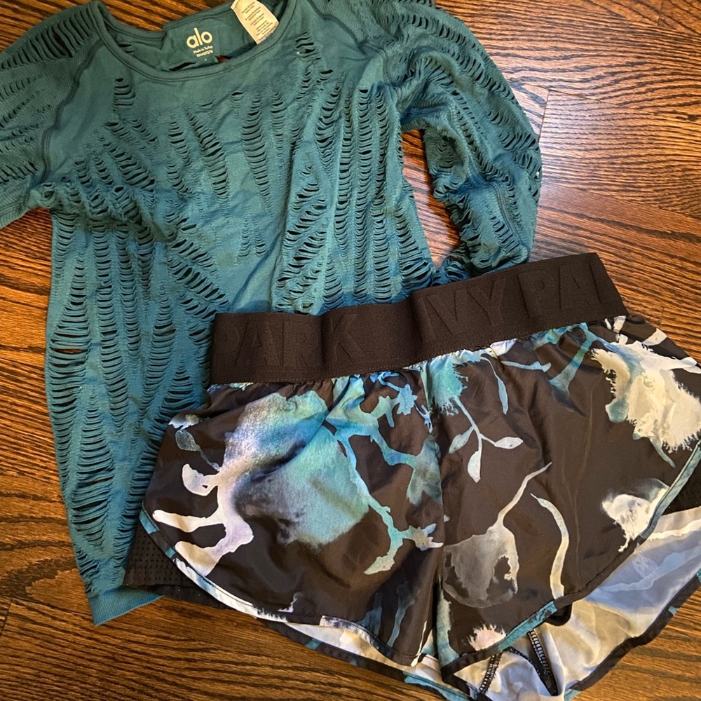 Ivy park shorts and Alo top small never worn… no tags